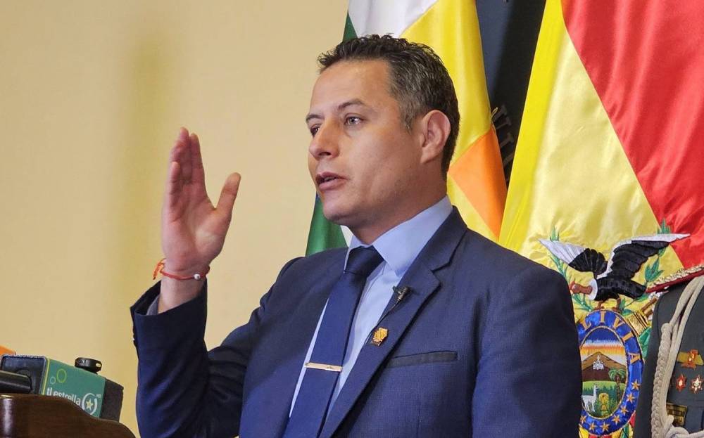 Lara pide “ajustar los cinturones a los funcionarios” con menos salario y reducir cargos